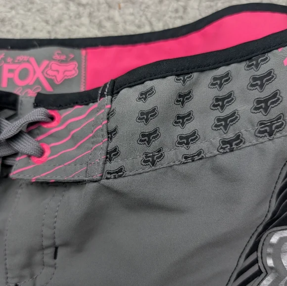Fox Gray and Pink Cargo Shorts with Stylish Accents - Picture 3 of 9